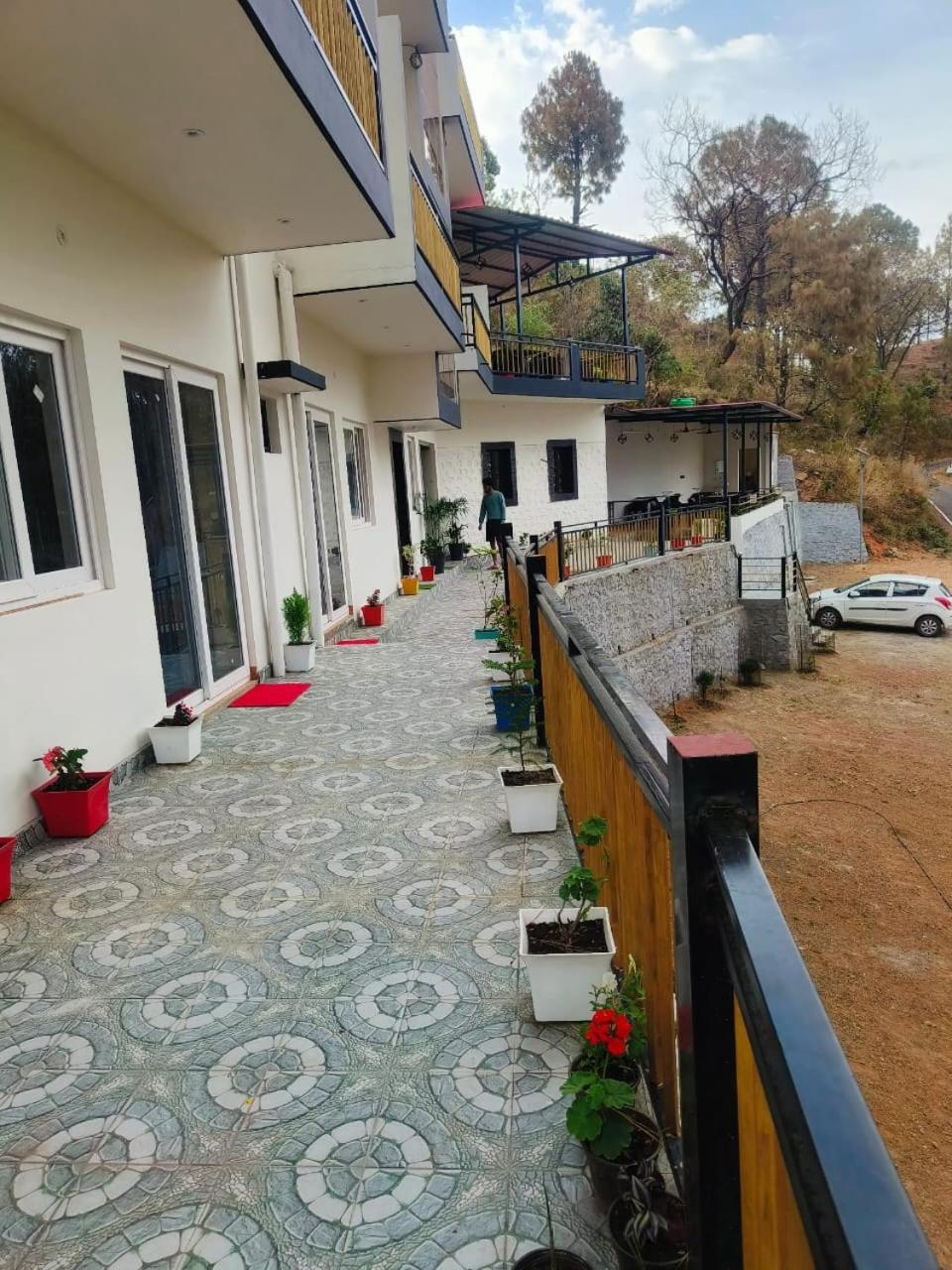 Monarch Hills Hotel Lansdowne Buitenkant foto