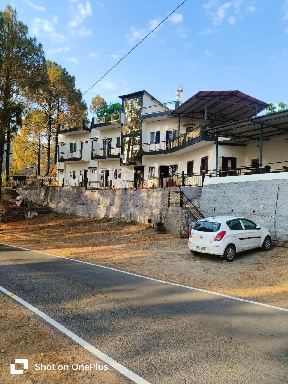Monarch Hills Hotel Lansdowne Buitenkant foto
