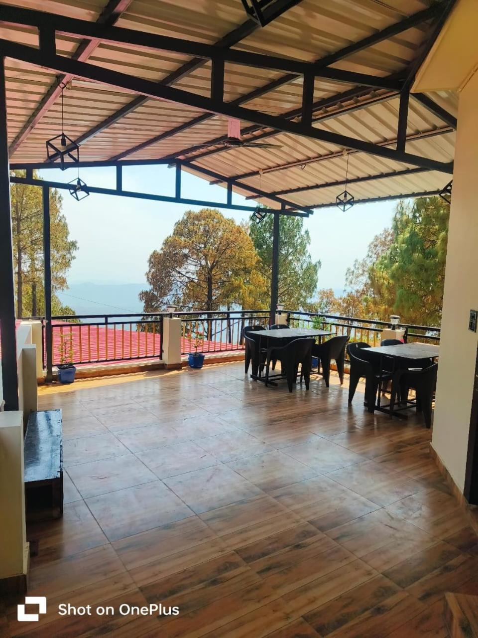 Monarch Hills Hotel Lansdowne Buitenkant foto