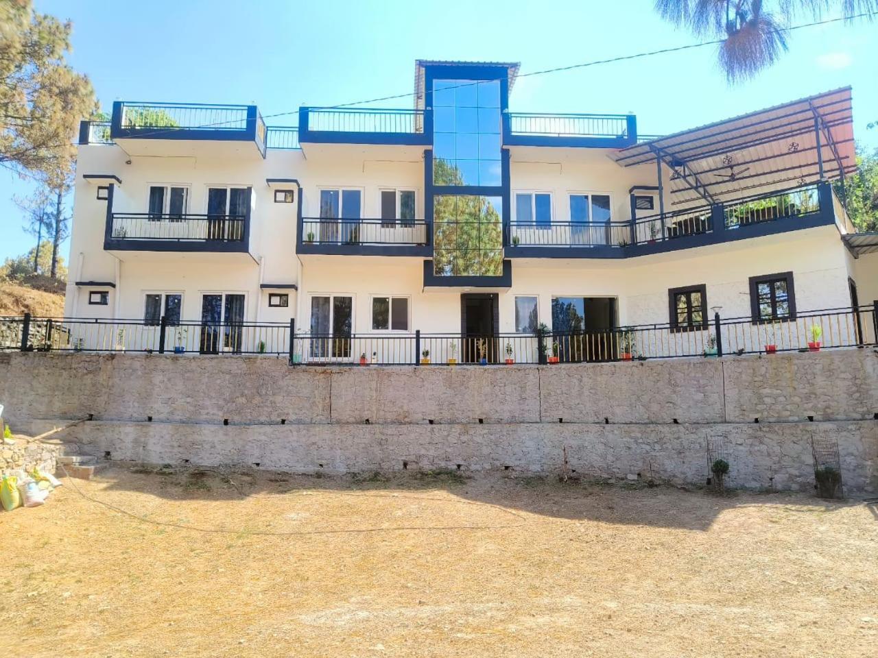 Monarch Hills Hotel Lansdowne Buitenkant foto